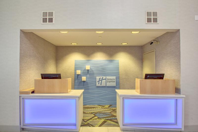 Holiday Inn Express Hotel & Suites Oshkosh - State Route 41 By Ihg Exterior foto