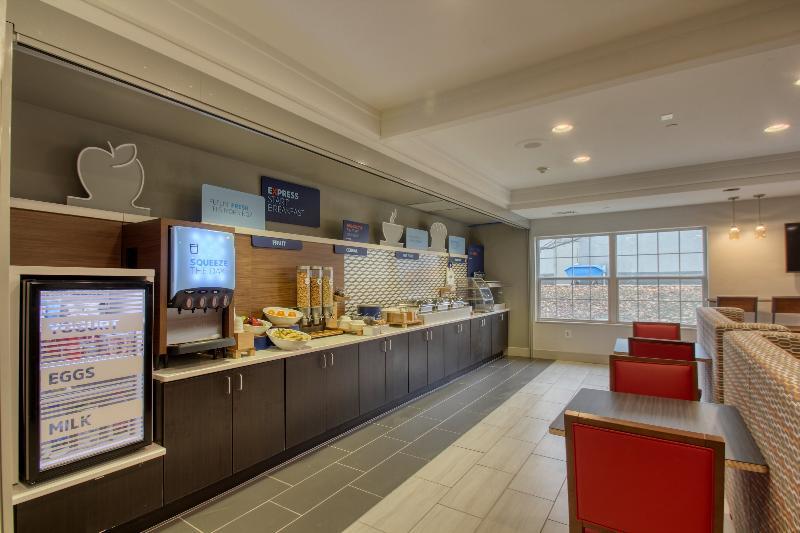 Holiday Inn Express Hotel & Suites Oshkosh - State Route 41 By Ihg Exterior foto